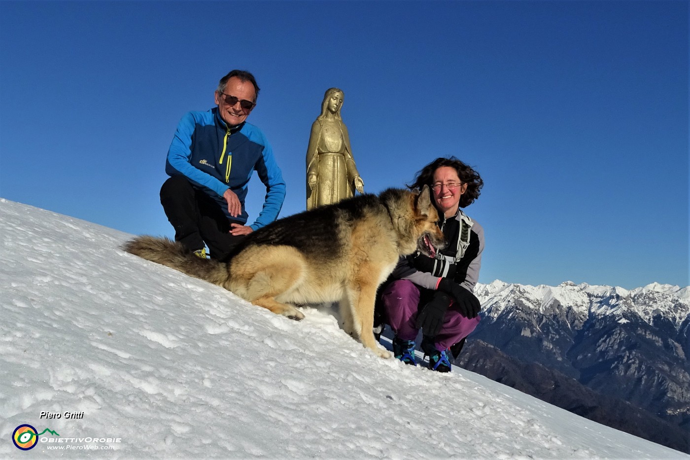 34 Alla bella Madonnina del C.E.A. in vetta al Pizzo Baciamorti (2009 m).JPG